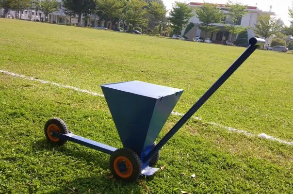 Xe rải vôi sân bóng đá
